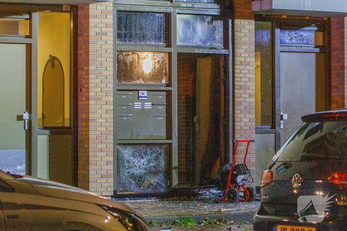 Explosie in flat leidt tot woningbrand