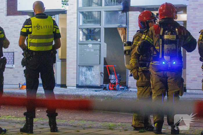 Explosie in flat leidt tot woningbrand