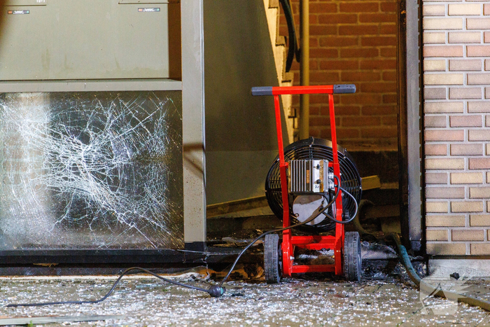 Explosie in flat leidt tot woningbrand