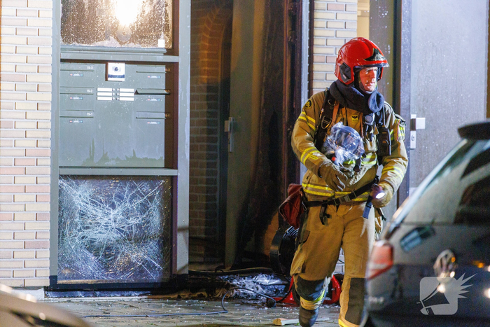 Explosie in flat leidt tot woningbrand