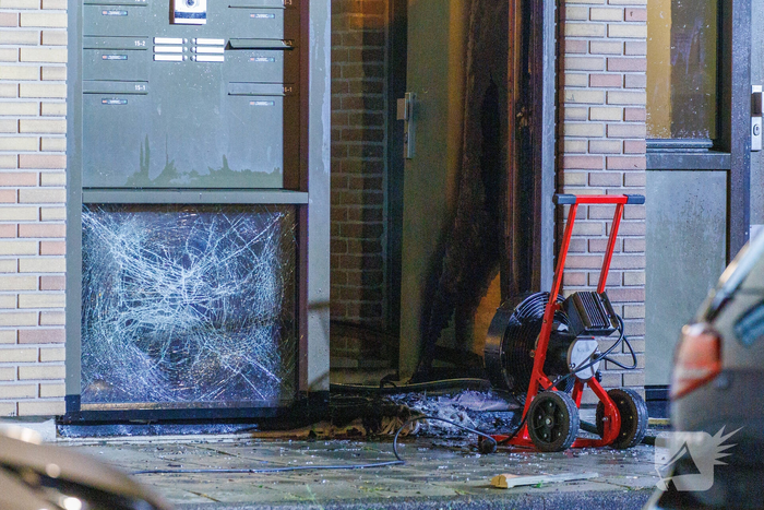Explosie in flat leidt tot woningbrand