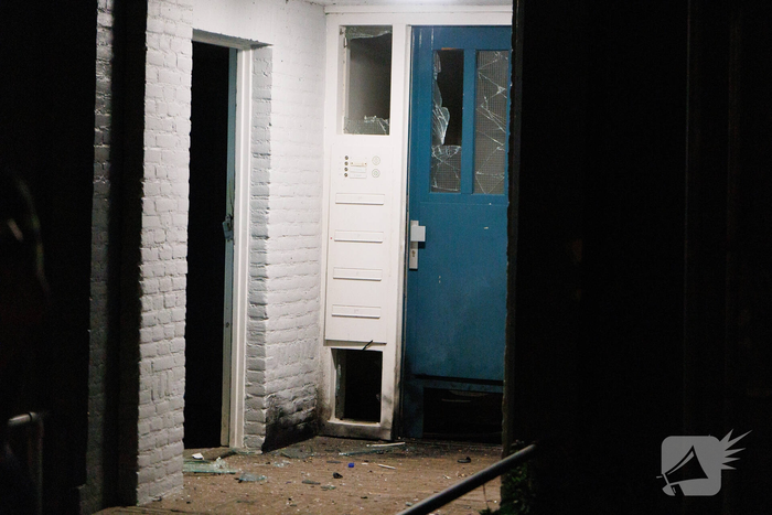 Explosief beschadigt entree woongebouw