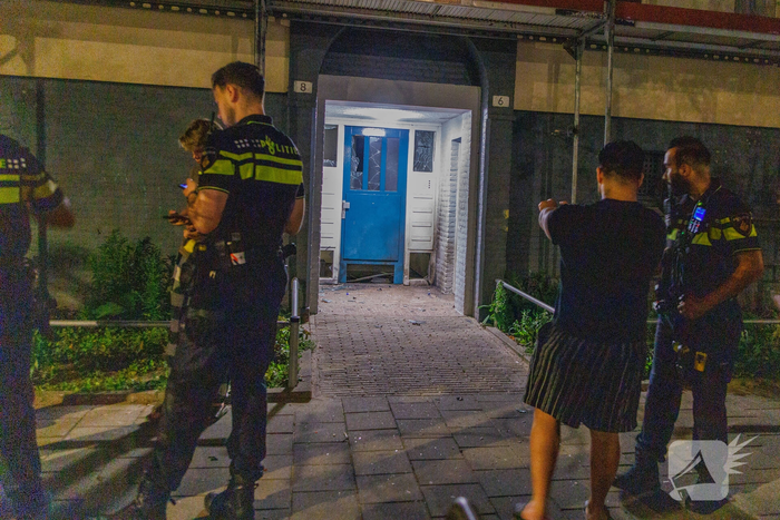 Explosief beschadigt entree woongebouw