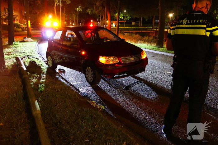 Flinke schade aan auto na botsing met lantaarnpaal