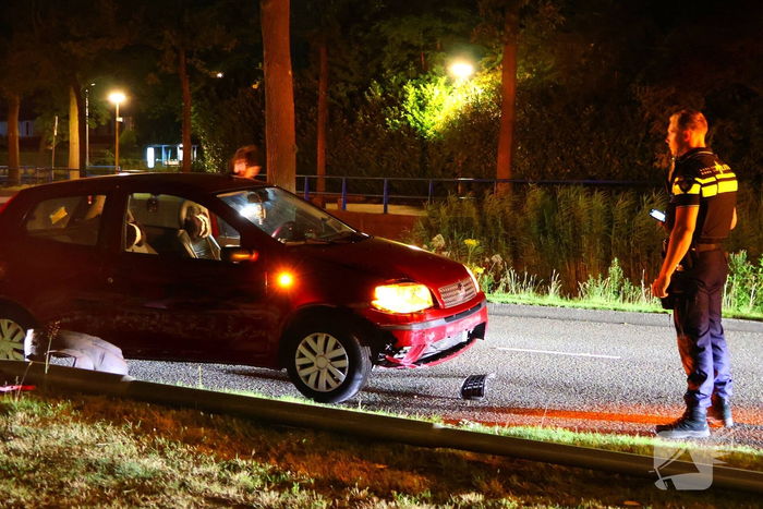 Flinke schade aan auto na botsing met lantaarnpaal