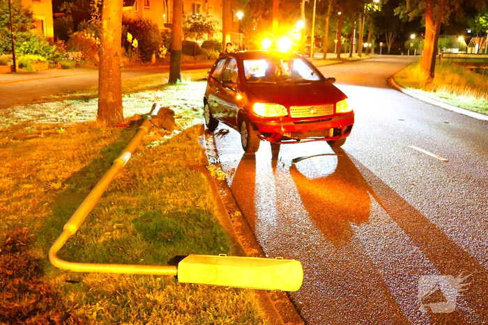 Flinke schade aan auto na botsing met lantaarnpaal