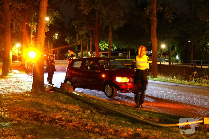 Flinke schade aan auto na botsing met lantaarnpaal