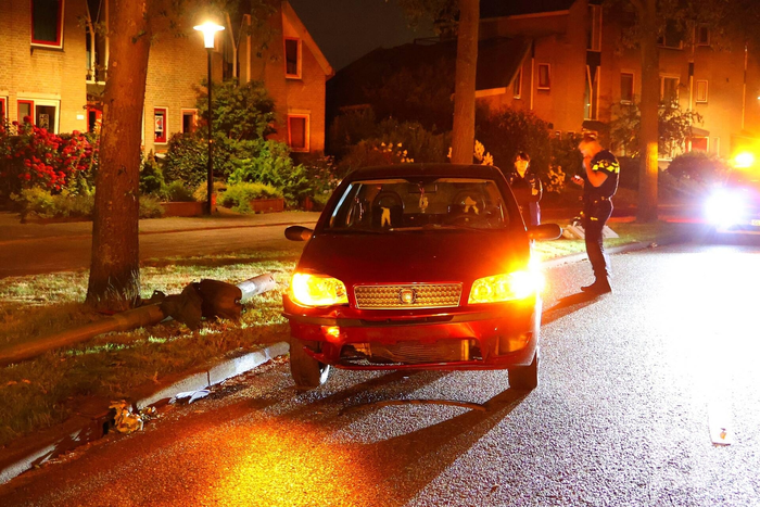 Flinke schade aan auto na botsing met lantaarnpaal