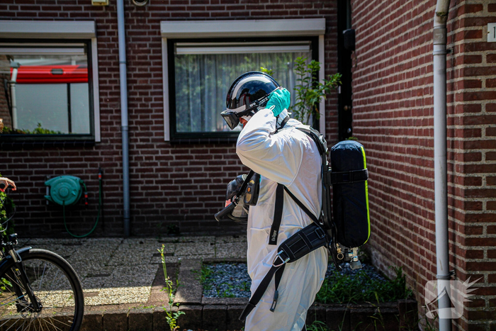 Persoon uit ernstig vervuilde woning gehaald