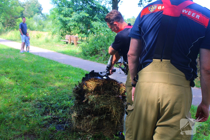 Hooibaal in brand gestoken