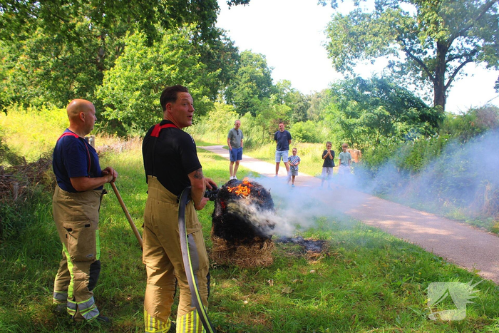 Hooibaal in brand gestoken