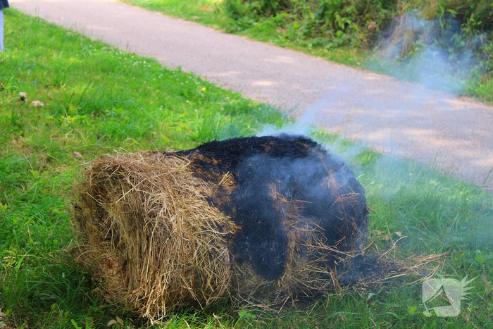 Hooibaal in brand gestoken