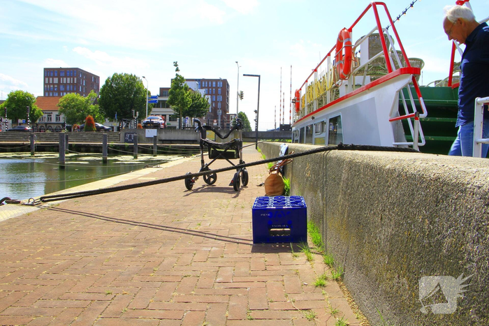 Brandweer helpt passagiers van rondvaartboot