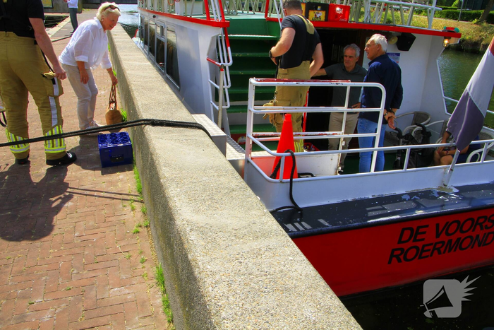 Brandweer helpt passagiers van rondvaartboot