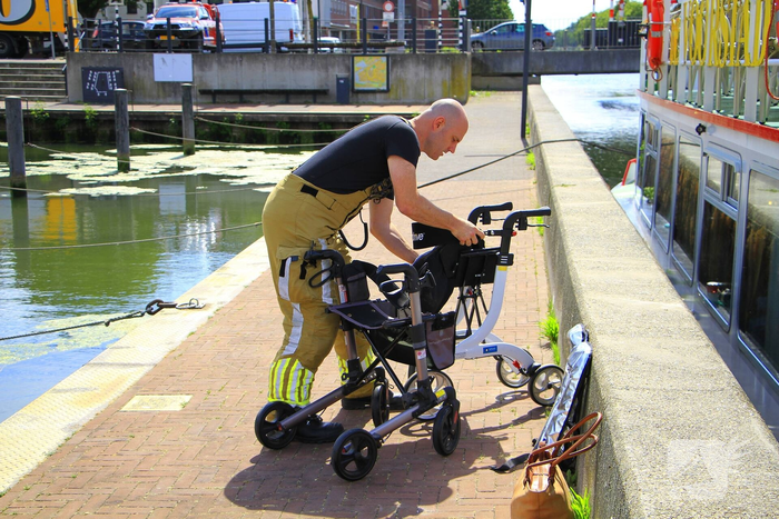 Brandweer helpt passagiers van rondvaartboot