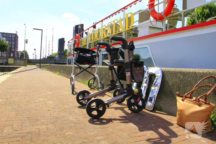 Brandweer helpt passagiers van rondvaartboot
