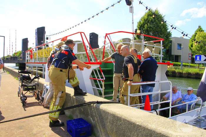 Brandweer helpt passagiers van rondvaartboot