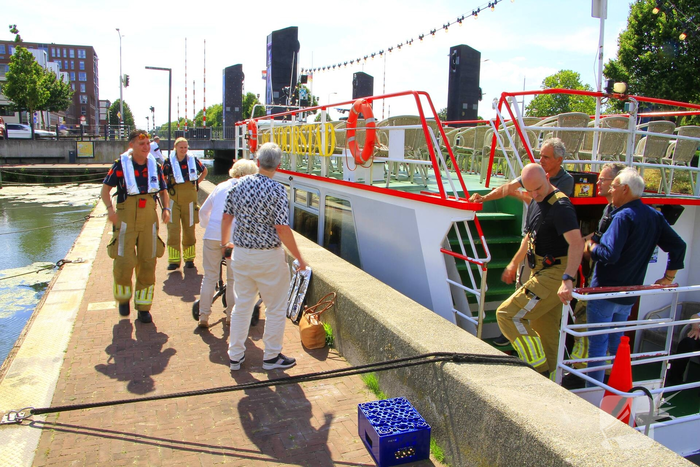 Brandweer helpt passagiers van rondvaartboot