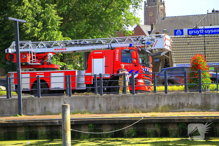 Brandweer helpt passagiers van rondvaartboot