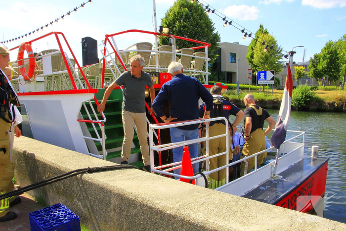 Brandweer helpt passagiers van rondvaartboot