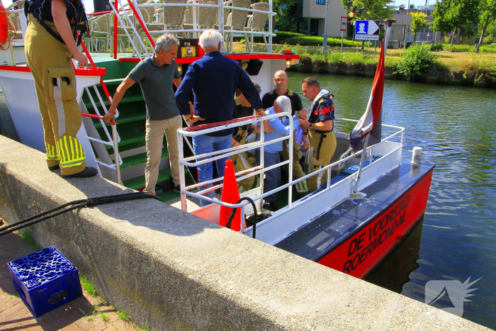 Brandweer helpt passagiers van rondvaartboot
