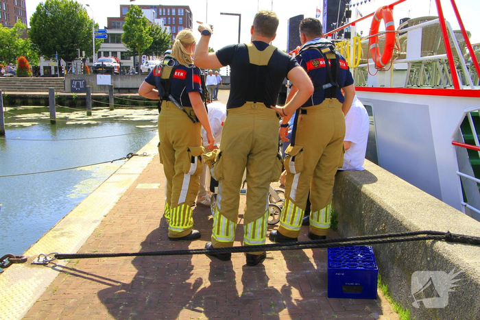Brandweer helpt passagiers van rondvaartboot