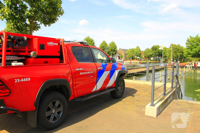 Brandweer helpt passagiers van rondvaartboot