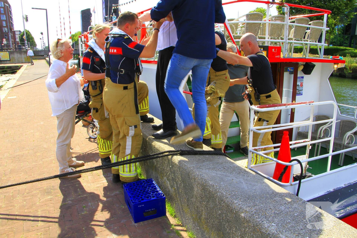Brandweer helpt passagiers van rondvaartboot