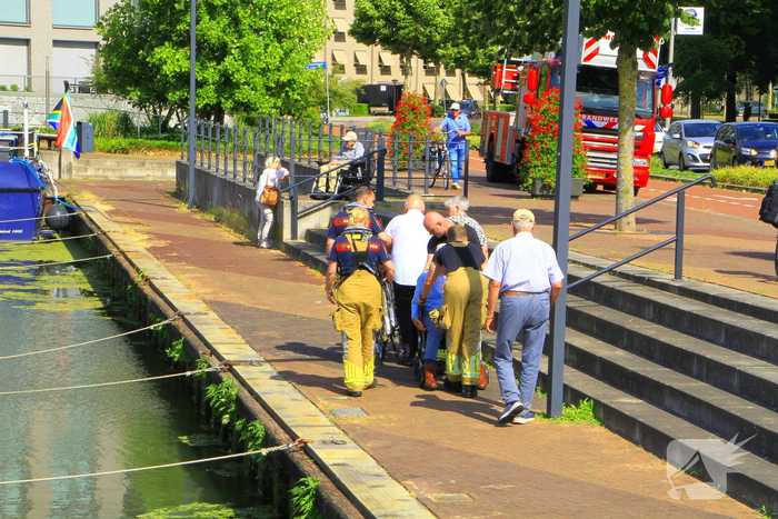 Brandweer helpt passagiers van rondvaartboot