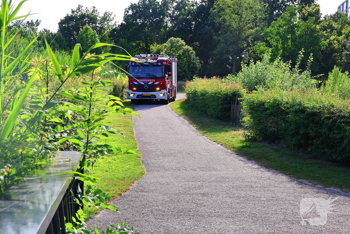 Brandweer blust brandende hooibaal