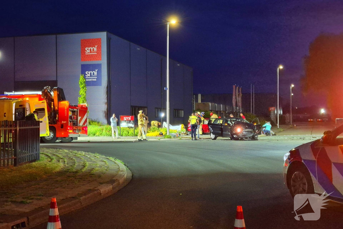 Brandweer bevrijdt bekneld slachtoffer na zware aanrijding