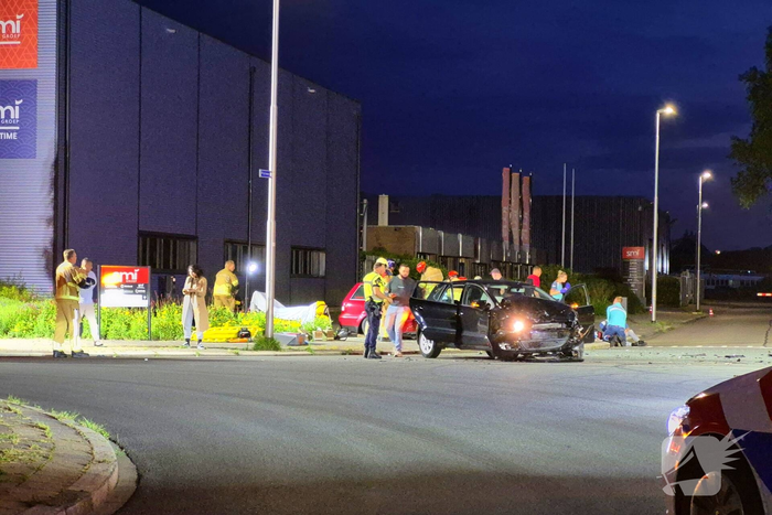 Brandweer bevrijdt bekneld slachtoffer na zware aanrijding