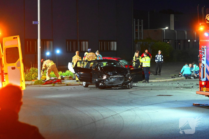 Brandweer bevrijdt bekneld slachtoffer na zware aanrijding