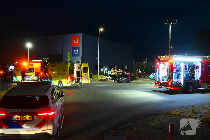 Brandweer bevrijdt bekneld slachtoffer na zware aanrijding