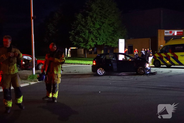 Brandweer bevrijdt bekneld slachtoffer na zware aanrijding
