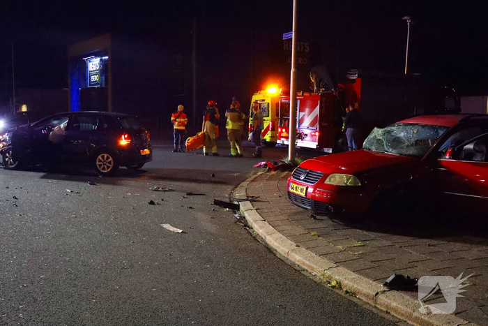 Brandweer bevrijdt bekneld slachtoffer na zware aanrijding