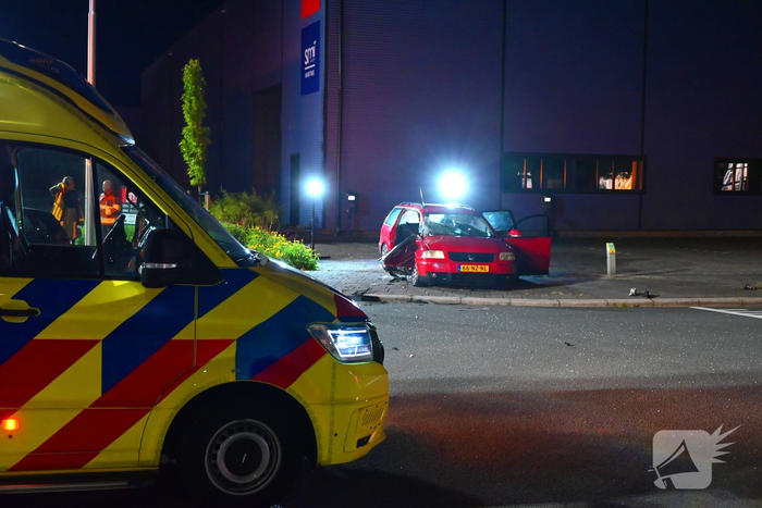 Brandweer bevrijdt bekneld slachtoffer na zware aanrijding