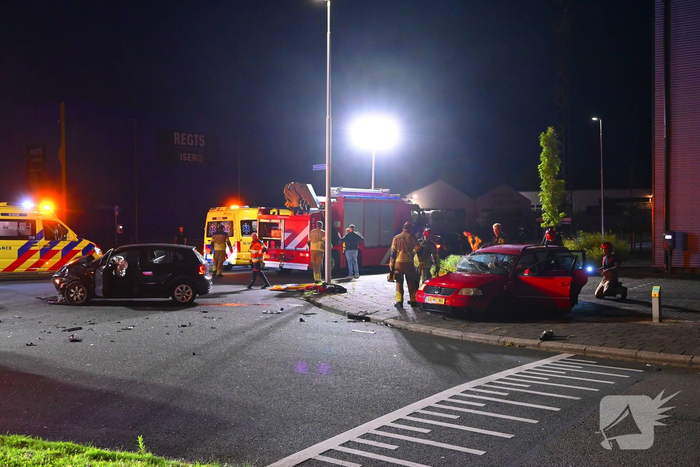 Brandweer bevrijdt bekneld slachtoffer na zware aanrijding