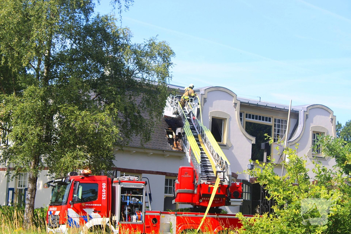 Rook uit dak leidt tot grote brand