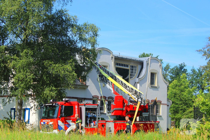 Rook uit dak leidt tot grote brand