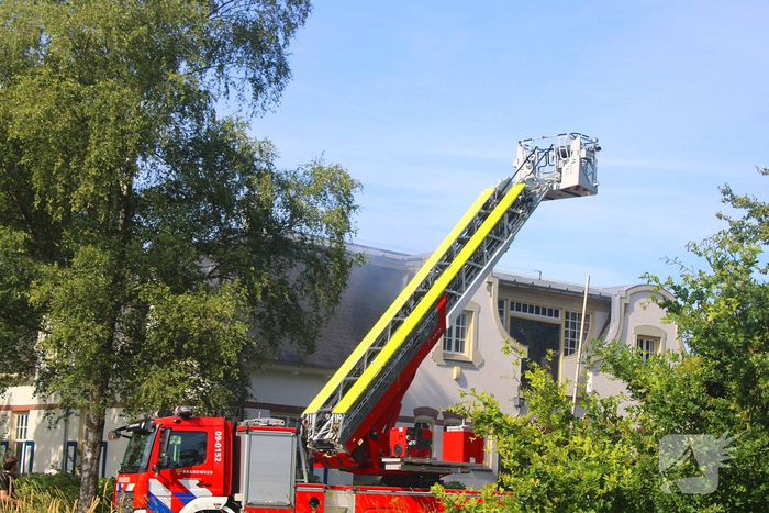 Rook uit dak leidt tot grote brand