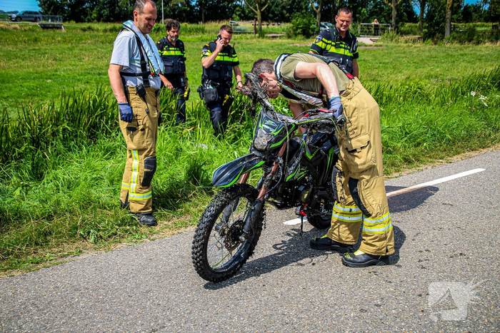 Brandweer zoekt naar slachtoffer na vondst scooter