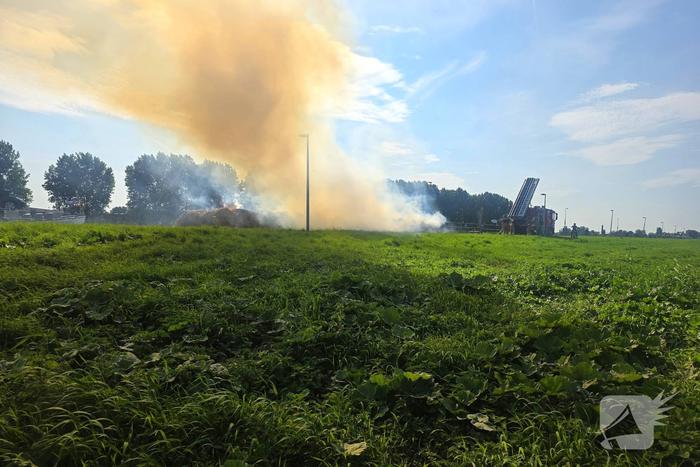Hooibalen in brand veroorzaakt rookoverlast