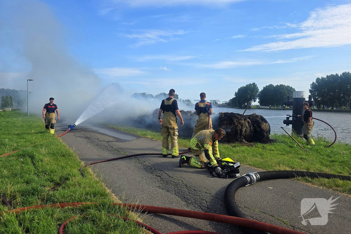 Hooibalen in brand veroorzaakt rookoverlast