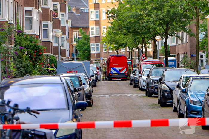Hulpdiensten redden verward persoon uit binnentuin