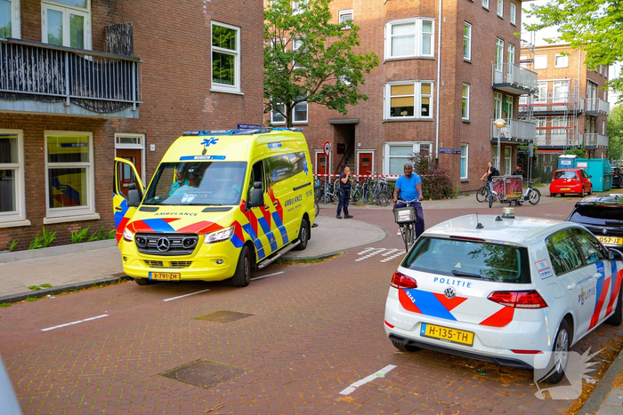 Hulpdiensten redden verward persoon uit binnentuin