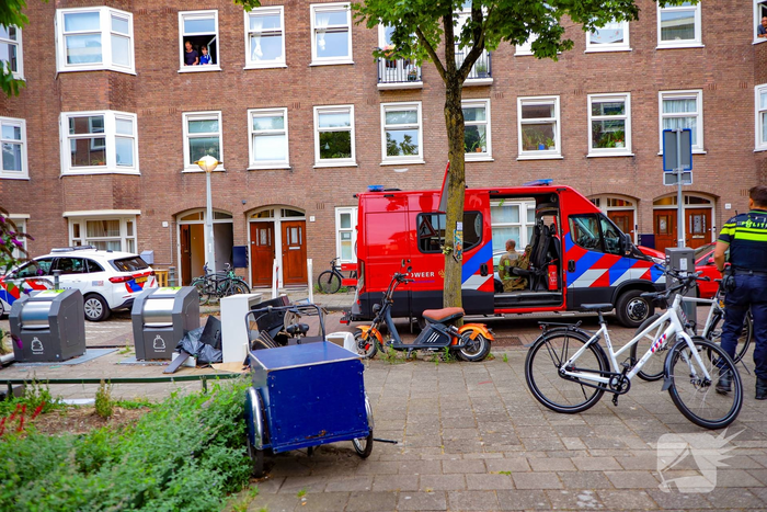 Hulpdiensten redden verward persoon uit binnentuin