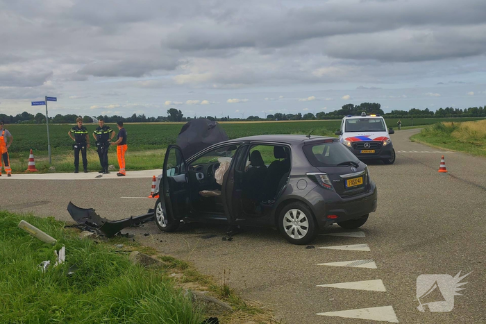 Ongeval met twee auto's zorgt voor aanzienlijke schade