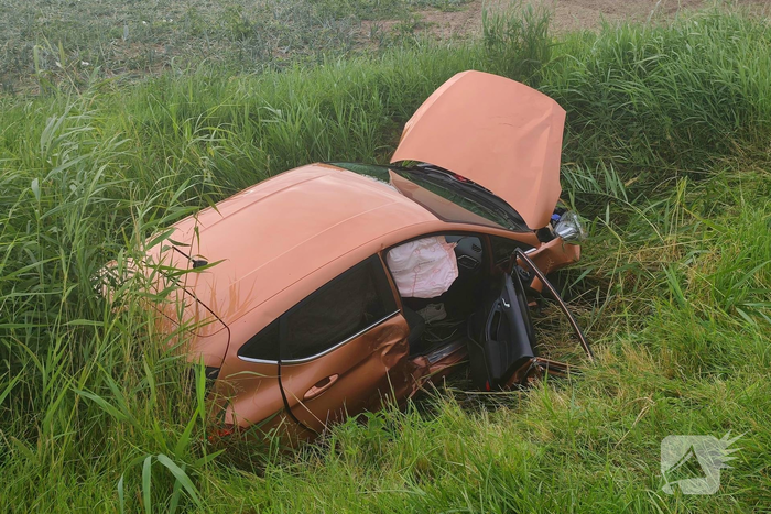 Ongeval met twee auto's zorgt voor aanzienlijke schade