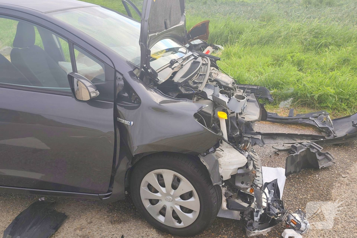 Ongeval met twee auto's zorgt voor aanzienlijke schade